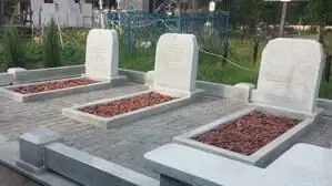 Невысокий мемориальный комплекс